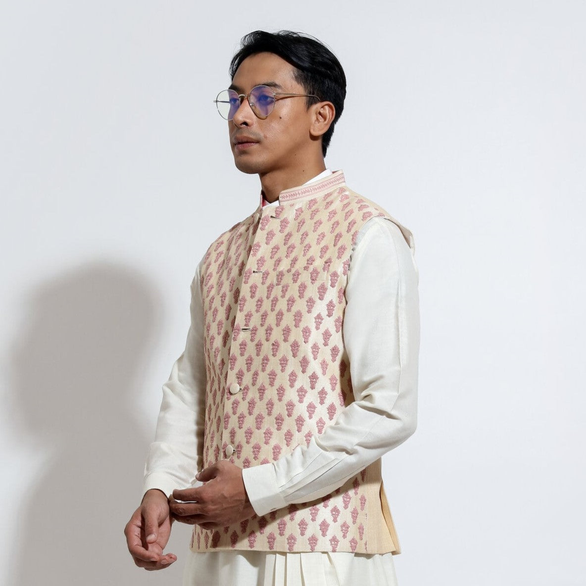 Sleeveless bandi with linear motif couching embroidery