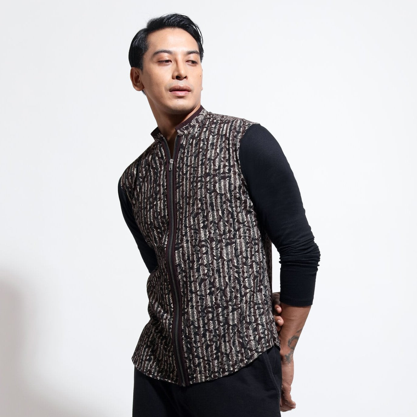 Long sleeve shirt with flatlock on body and metal zipper open