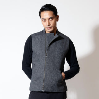 Sleeveless bandi with offcentre open and zipper detail at front