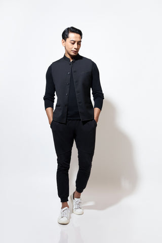 Sleeveless bandi with ekru handstitch at edge