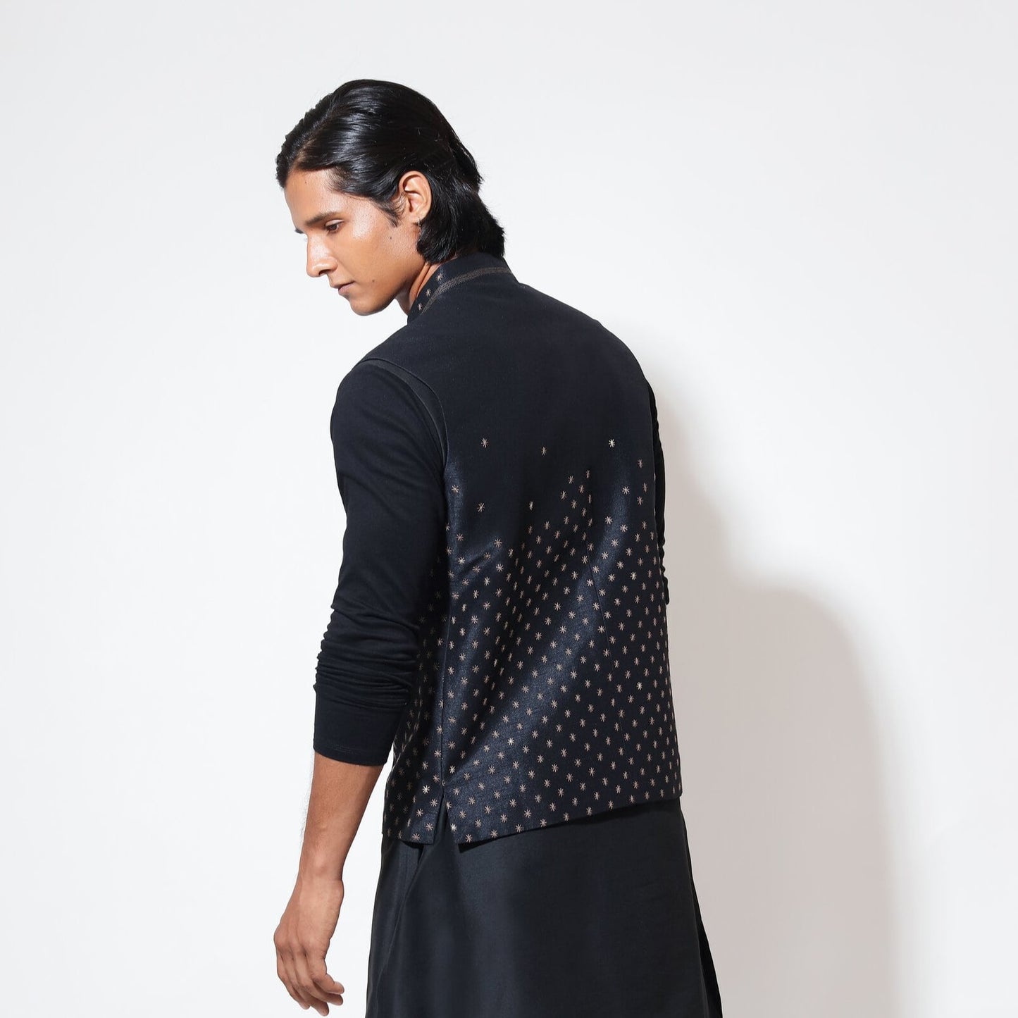 Sleeveless bandi with double tone star embroidery