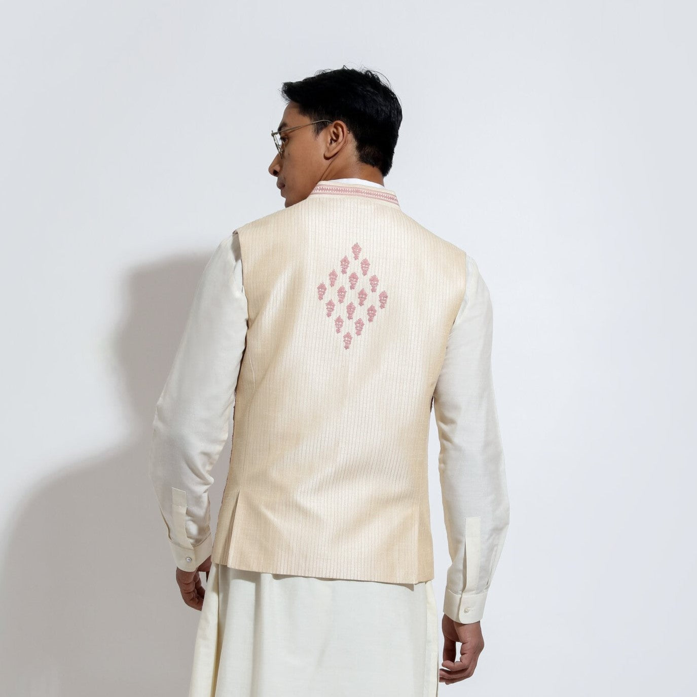 Sleeveless bandi with linear motif couching embroidery