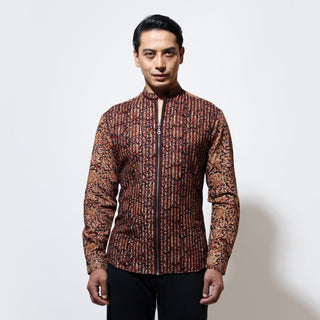 Long sleeve shirt with flatlock on body and metal zipper open