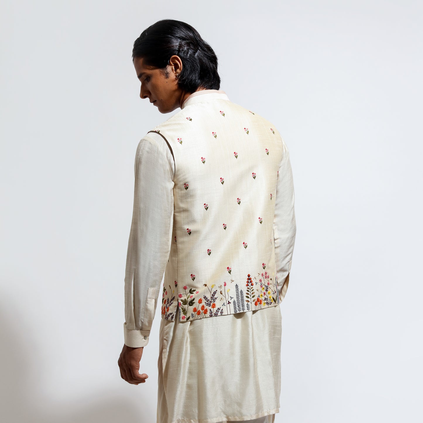 Sleeveless bandi with multicolor floral embroidery at hem