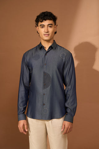 Tonal contrast circular patch applique shirt