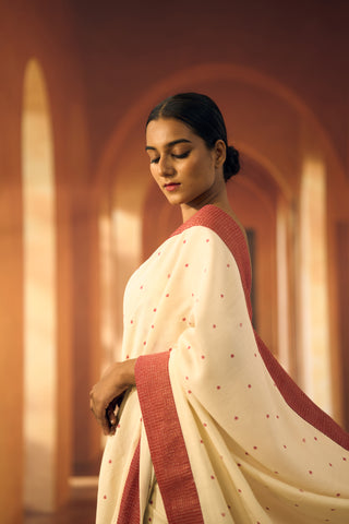 Chiniya Saree in Malli Mozhi Print with Checkered Border