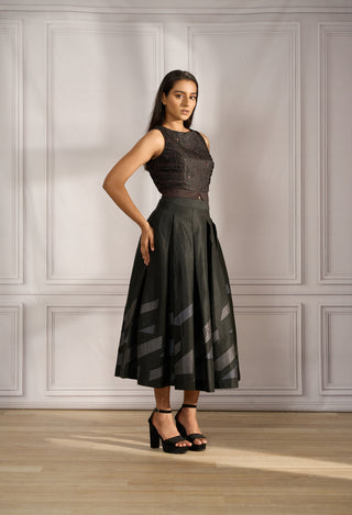 Crop top in silk with peplum paired with boxpleated quilted skirt