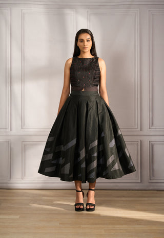 Crop top in silk with peplum paired with boxpleated quilted skirt