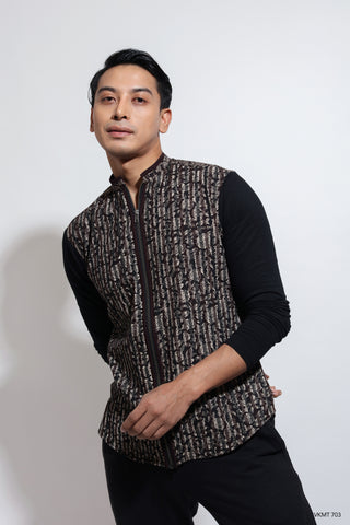 Long sleeve shirt with flatlock on body and metal zipper open