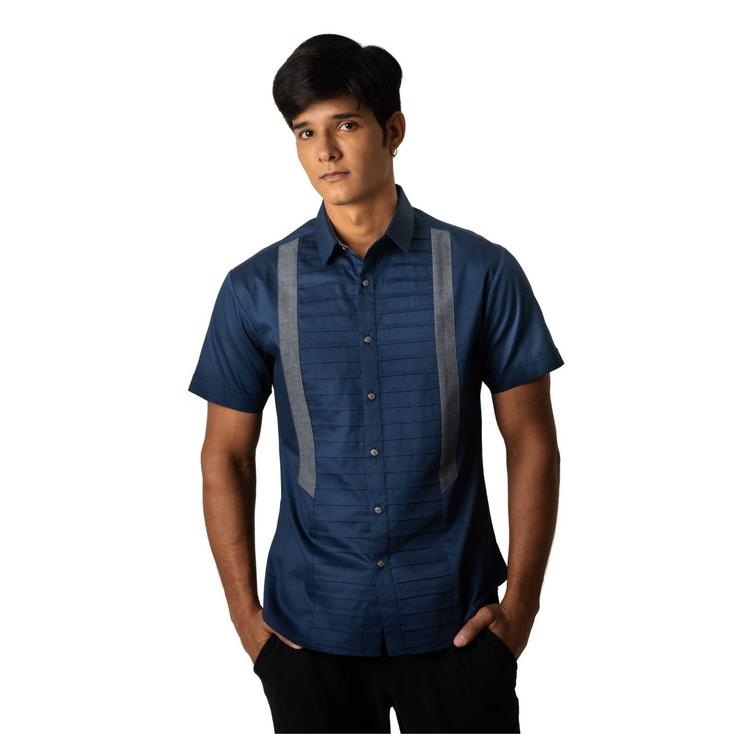 Short sleeve shirt in poplin with horizontal pintucks and patch applique